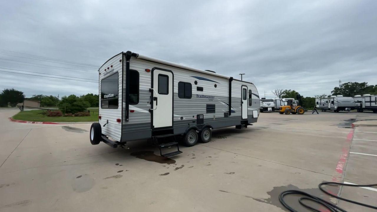 2018 GULFSTREAM TRAILMASTER 262RLS (1NL1GTP2XJ1) , Length: 31.25 ft. | Dry Weight: 6,849 lbs. | Slides: 1 transmission, located at 4319 N Main St, Cleburne, TX, 76033, (817) 678-5133, 32.385960, -97.391212 - This 2018 Gulf Stream Trailmaster 262RLS travel trailer measures just over 31' in length. It is a dual axle, steel wheel setup with a dry weight of 6,849 lbs and a carrying capacity of 1,421 lbs. With a dry weight of 6,849 lbs., the Trailmaster 262RLS offers easy maneuverability without compromising - Photo #1