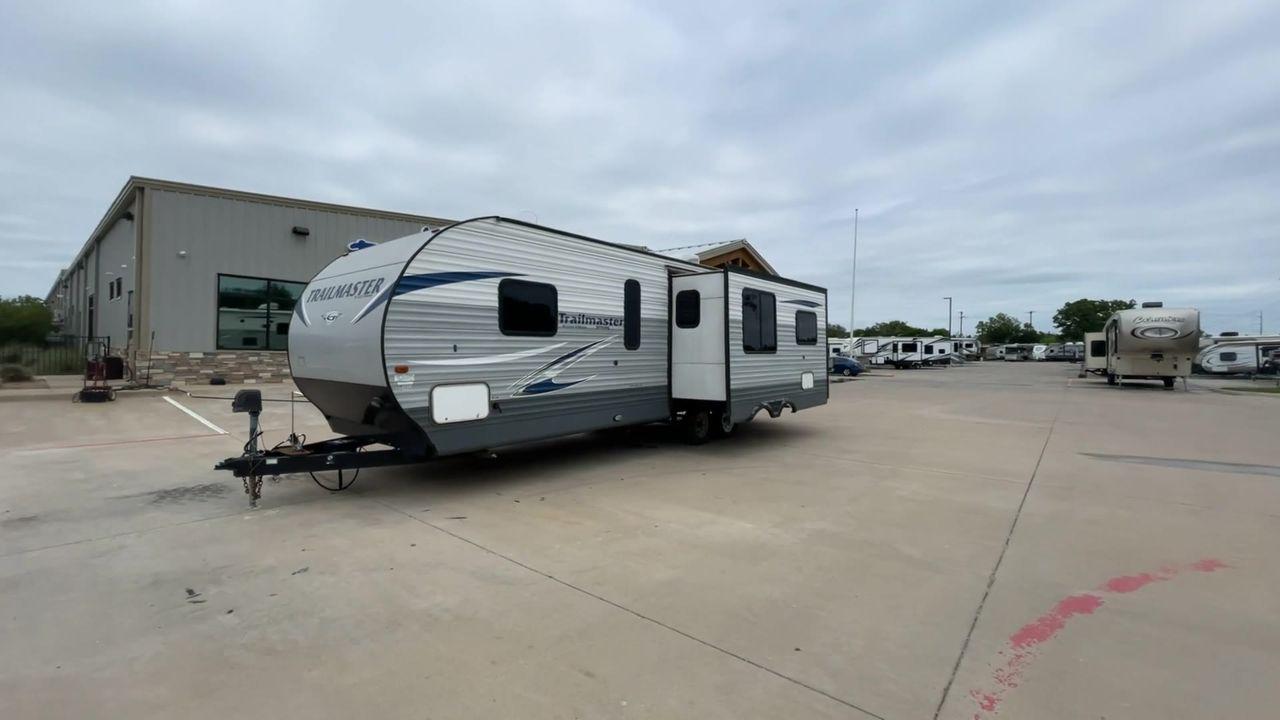 2018 GULFSTREAM TRAILMASTER 262RLS (1NL1GTP2XJ1) , Length: 31.25 ft. | Dry Weight: 6,849 lbs. | Slides: 1 transmission, located at 4319 N Main St, Cleburne, TX, 76033, (817) 678-5133, 32.385960, -97.391212 - This 2018 Gulf Stream Trailmaster 262RLS travel trailer measures just over 31' in length. It is a dual axle, steel wheel setup with a dry weight of 6,849 lbs and a carrying capacity of 1,421 lbs. With a dry weight of 6,849 lbs., the Trailmaster 262RLS offers easy maneuverability without compromising - Photo #5