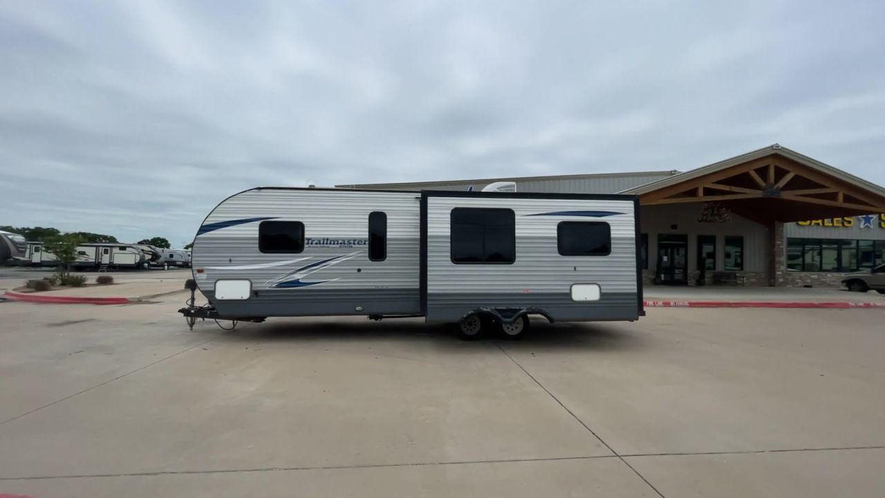 2018 GULFSTREAM TRAILMASTER 262RLS (1NL1GTP2XJ1) , Length: 31.25 ft. | Dry Weight: 6,849 lbs. | Slides: 1 transmission, located at 4319 N Main St, Cleburne, TX, 76033, (817) 678-5133, 32.385960, -97.391212 - This 2018 Gulf Stream Trailmaster 262RLS travel trailer measures just over 31' in length. It is a dual axle, steel wheel setup with a dry weight of 6,849 lbs and a carrying capacity of 1,421 lbs. With a dry weight of 6,849 lbs., the Trailmaster 262RLS offers easy maneuverability without compromising - Photo #6