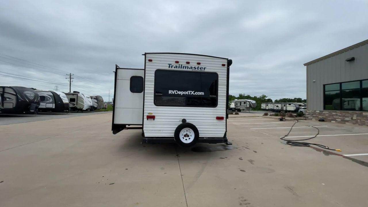 2018 GULFSTREAM TRAILMASTER 262RLS (1NL1GTP2XJ1) , Length: 31.25 ft. | Dry Weight: 6,849 lbs. | Slides: 1 transmission, located at 4319 N Main Street, Cleburne, TX, 76033, (817) 221-0660, 32.435829, -97.384178 - This 2018 Gulf Stream Trailmaster 262RLS travel trailer measures just over 31' in length. It is a dual axle, steel wheel setup with a dry weight of 6,849 lbs and a carrying capacity of 1,421 lbs. With a dry weight of 6,849 lbs., the Trailmaster 262RLS offers easy maneuverability without compromising - Photo #8