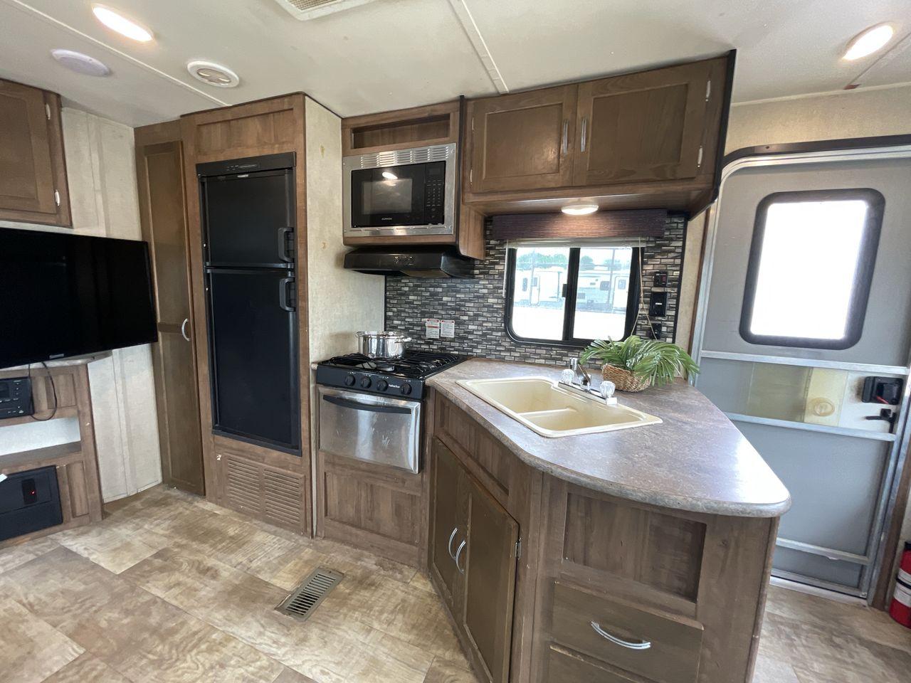 2018 GULFSTREAM TRAILMASTER 262RLS (1NL1GTP2XJ1) , Length: 31.25 ft. | Dry Weight: 6,849 lbs. | Slides: 1 transmission, located at 4319 N Main St, Cleburne, TX, 76033, (817) 678-5133, 32.385960, -97.391212 - This 2018 Gulf Stream Trailmaster 262RLS travel trailer measures just over 31' in length. It is a dual axle, steel wheel setup with a dry weight of 6,849 lbs and a carrying capacity of 1,421 lbs. With a dry weight of 6,849 lbs., the Trailmaster 262RLS offers easy maneuverability without compromising - Photo #10
