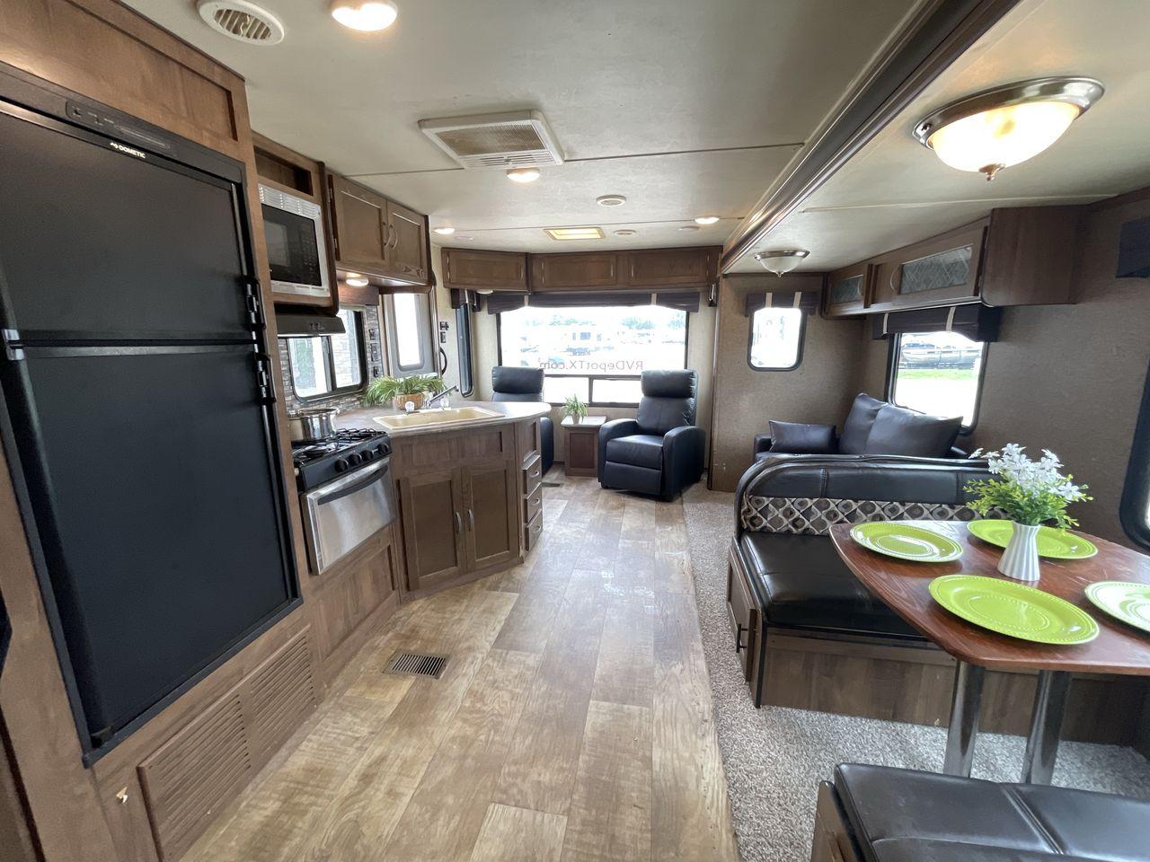 2018 GULFSTREAM TRAILMASTER 262RLS (1NL1GTP2XJ1) , Length: 31.25 ft. | Dry Weight: 6,849 lbs. | Slides: 1 transmission, located at 4319 N Main Street, Cleburne, TX, 76033, (817) 221-0660, 32.435829, -97.384178 - This 2018 Gulf Stream Trailmaster 262RLS travel trailer measures just over 31' in length. It is a dual axle, steel wheel setup with a dry weight of 6,849 lbs and a carrying capacity of 1,421 lbs. With a dry weight of 6,849 lbs., the Trailmaster 262RLS offers easy maneuverability without compromising - Photo #11