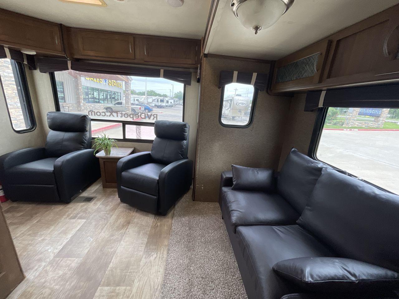 2018 GULFSTREAM TRAILMASTER 262RLS (1NL1GTP2XJ1) , Length: 31.25 ft. | Dry Weight: 6,849 lbs. | Slides: 1 transmission, located at 4319 N Main Street, Cleburne, TX, 76033, (817) 221-0660, 32.435829, -97.384178 - This 2018 Gulf Stream Trailmaster 262RLS travel trailer measures just over 31' in length. It is a dual axle, steel wheel setup with a dry weight of 6,849 lbs and a carrying capacity of 1,421 lbs. With a dry weight of 6,849 lbs., the Trailmaster 262RLS offers easy maneuverability without compromising - Photo #12