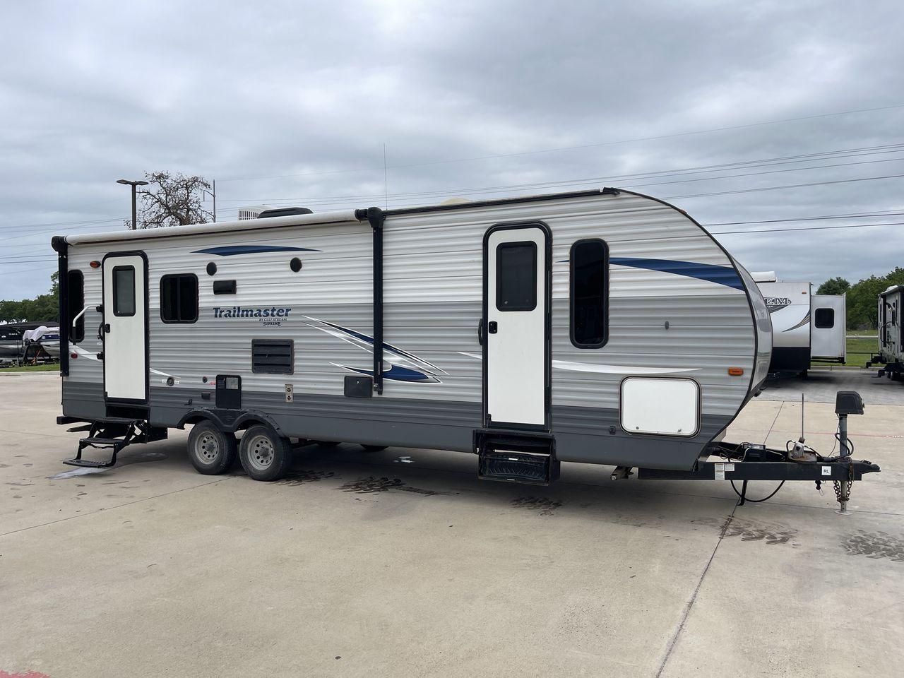 2018 GULFSTREAM TRAILMASTER 262RLS (1NL1GTP2XJ1) , Length: 31.25 ft. | Dry Weight: 6,849 lbs. | Slides: 1 transmission, located at 4319 N Main St, Cleburne, TX, 76033, (817) 678-5133, 32.385960, -97.391212 - This 2018 Gulf Stream Trailmaster 262RLS travel trailer measures just over 31' in length. It is a dual axle, steel wheel setup with a dry weight of 6,849 lbs and a carrying capacity of 1,421 lbs. With a dry weight of 6,849 lbs., the Trailmaster 262RLS offers easy maneuverability without compromising - Photo #20