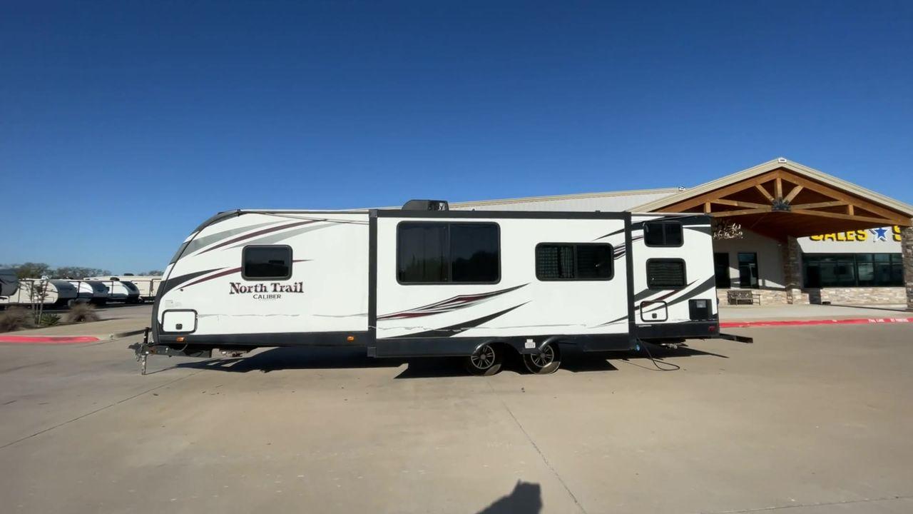 2016 WHITE HEARTLAND NORTH TRAIL 31BHDD - (5SFNB3529GE) , Length: 35.92 ft. | Dry Weight: 6,399 lbs. | Gross Weight: 8,600 lbs. | Slides: 1 transmission, located at 4319 N Main St, Cleburne, TX, 76033, (817) 678-5133, 32.385960, -97.391212 - This 2016 Heartland North Trail NT KING 31BHDD travel trailer measures just under 36' in length. It is a dual axle, steel wheel setup with a dry weight of 6,399 lbs and has a carrying capacity of 2,165 lbs. This travel trailer has one slide. The front of the trailer holds the bedroom. It has a q - Photo #6