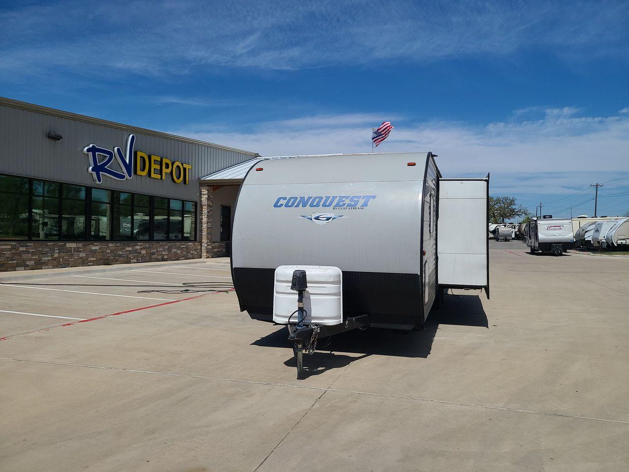 2018 WHITE GULF STREAM CONQUEST 274QB - (1NL1G322XJ1) , Length: 32.25 ft. | Dry Weight: 6,230 lbs. | Slides: 1 transmission, located at 4319 N Main St, Cleburne, TX, 76033, (817) 678-5133, 32.385960, -97.391212 - Take advantage of the 2018 Gulf Stream Conquest 274QB Travel Trailer and enjoy camping with the family. This travel trailer offers a comfortable and convenient living area for your outdoor adventures, designed with comfort and convenience in mind. The measurements of this unit are 32.25 ft in len - Photo #0