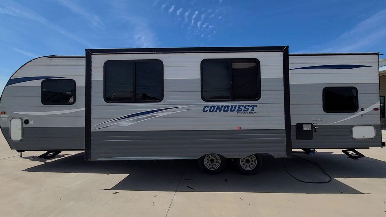 2018 WHITE GULF STREAM CONQUEST 274QB - (1NL1G322XJ1) , Length: 32.25 ft. | Dry Weight: 6,230 lbs. | Slides: 1 transmission, located at 4319 N Main St, Cleburne, TX, 76033, (817) 678-5133, 32.385960, -97.391212 - Take advantage of the 2018 Gulf Stream Conquest 274QB Travel Trailer and enjoy camping with the family. This travel trailer offers a comfortable and convenient living area for your outdoor adventures, designed with comfort and convenience in mind. The measurements of this unit are 32.25 ft in len - Photo #2