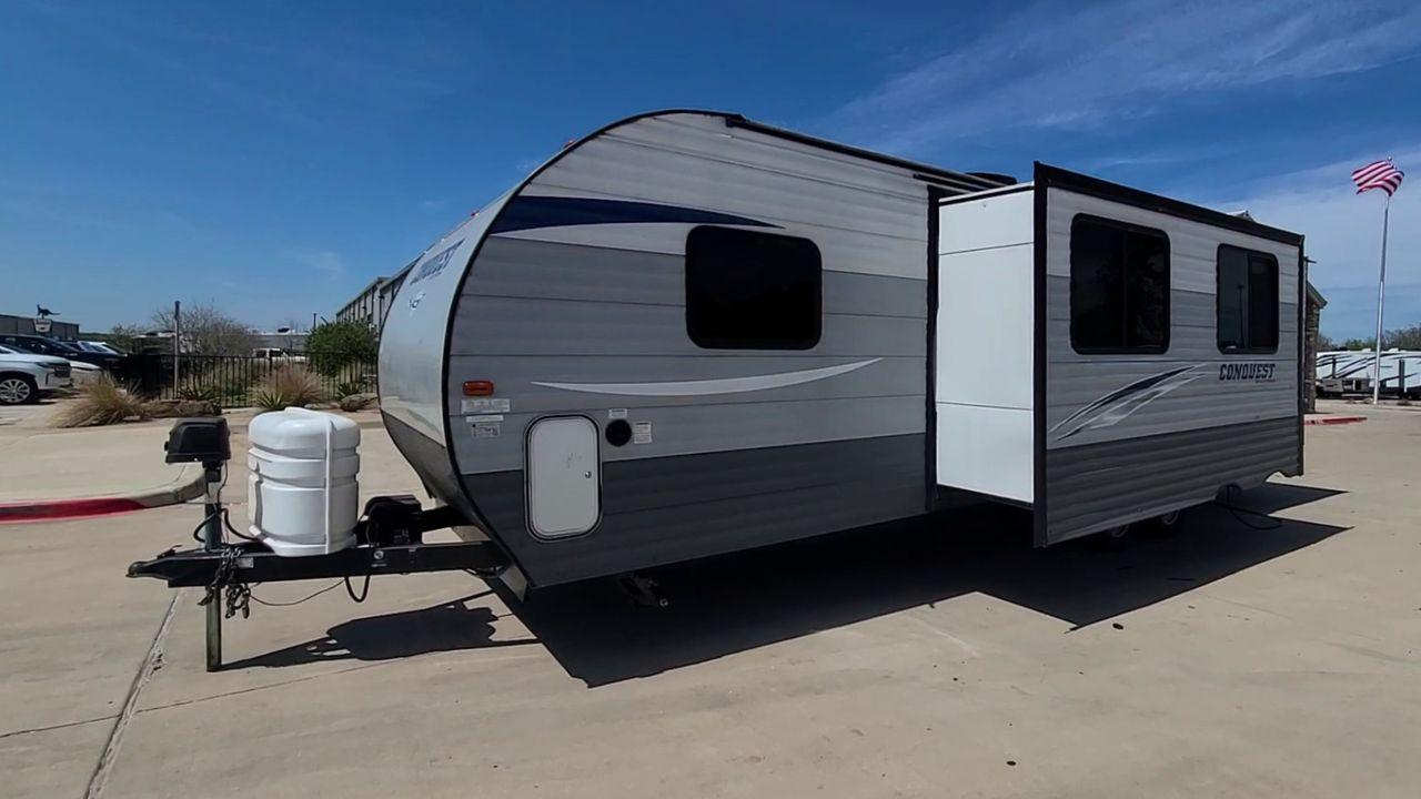 2018 WHITE GULF STREAM CONQUEST 274QB - (1NL1G322XJ1) , Length: 32.25 ft. | Dry Weight: 6,230 lbs. | Slides: 1 transmission, located at 4319 N Main St, Cleburne, TX, 76033, (817) 678-5133, 32.385960, -97.391212 - Take advantage of the 2018 Gulf Stream Conquest 274QB Travel Trailer and enjoy camping with the family. This travel trailer offers a comfortable and convenient living area for your outdoor adventures, designed with comfort and convenience in mind. The measurements of this unit are 32.25 ft in len - Photo #3