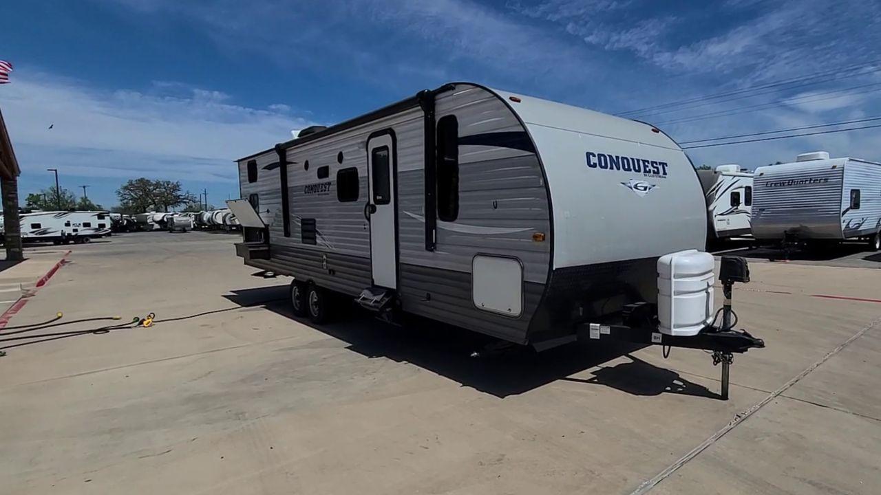 2018 WHITE GULF STREAM CONQUEST 274QB - (1NL1G322XJ1) , Length: 32.25 ft. | Dry Weight: 6,230 lbs. | Slides: 1 transmission, located at 4319 N Main St, Cleburne, TX, 76033, (817) 678-5133, 32.385960, -97.391212 - Take advantage of the 2018 Gulf Stream Conquest 274QB Travel Trailer and enjoy camping with the family. This travel trailer offers a comfortable and convenient living area for your outdoor adventures, designed with comfort and convenience in mind. The measurements of this unit are 32.25 ft in len - Photo #5