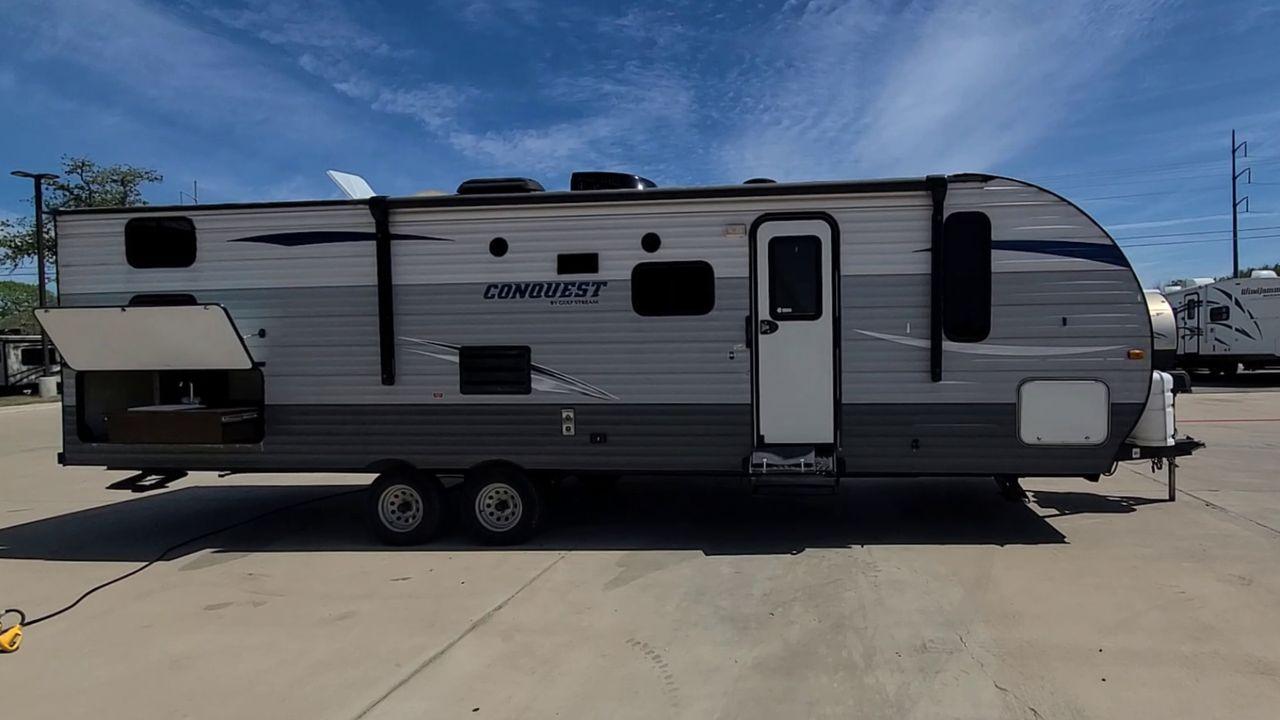 2018 WHITE GULF STREAM CONQUEST 274QB - (1NL1G322XJ1) , Length: 32.25 ft. | Dry Weight: 6,230 lbs. | Slides: 1 transmission, located at 4319 N Main St, Cleburne, TX, 76033, (817) 678-5133, 32.385960, -97.391212 - Take advantage of the 2018 Gulf Stream Conquest 274QB Travel Trailer and enjoy camping with the family. This travel trailer offers a comfortable and convenient living area for your outdoor adventures, designed with comfort and convenience in mind. The measurements of this unit are 32.25 ft in len - Photo #6
