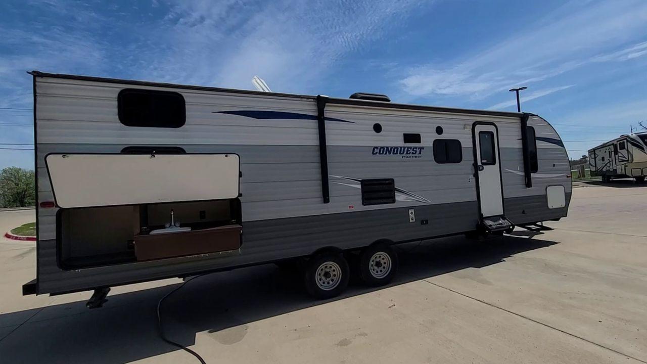 2018 WHITE GULF STREAM CONQUEST 274QB - (1NL1G322XJ1) , Length: 32.25 ft. | Dry Weight: 6,230 lbs. | Slides: 1 transmission, located at 4319 N Main St, Cleburne, TX, 76033, (817) 678-5133, 32.385960, -97.391212 - Take advantage of the 2018 Gulf Stream Conquest 274QB Travel Trailer and enjoy camping with the family. This travel trailer offers a comfortable and convenient living area for your outdoor adventures, designed with comfort and convenience in mind. The measurements of this unit are 32.25 ft in len - Photo #7
