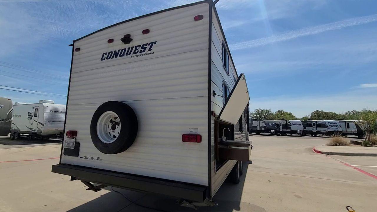 2018 WHITE GULF STREAM CONQUEST 274QB - (1NL1G322XJ1) , Length: 32.25 ft. | Dry Weight: 6,230 lbs. | Slides: 1 transmission, located at 4319 N Main Street, Cleburne, TX, 76033, (817) 221-0660, 32.435829, -97.384178 - Take advantage of the 2018 Gulf Stream Conquest 274QB Travel Trailer and enjoy camping with the family. This travel trailer offers a comfortable and convenient living area for your outdoor adventures, designed with comfort and convenience in mind. The measurements of this unit are 32.25 ft in len - Photo #8