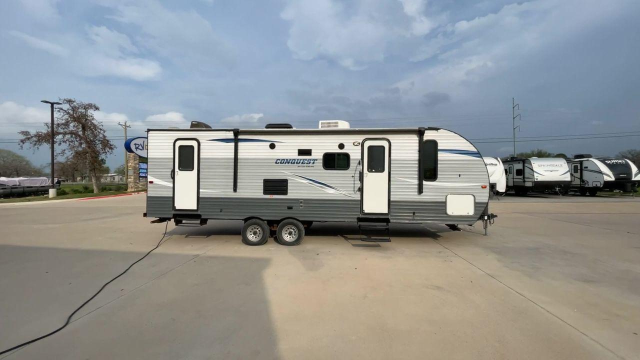 2019 WHITE GULF STREAM CONQUEST 268BH (1NL1G3026K1) , Length: 29.5 ft. | Dry Weight: 5,220 lbs. | Slides: 1 transmission, located at 4319 N Main St, Cleburne, TX, 76033, (817) 678-5133, 32.385960, -97.391212 - Lavish in a cozy trailer when you are out for a camping trip with the whole family in this 2019 Gulf Stream Conquest 268BH Travel Trailer. The measurements of this trailer are 29.6 ft in length, 8 ft in width, 11.1 ft in height, and 6.8 ft in interior height. It has a dry weight of 5,177 lbs with a - Photo #2