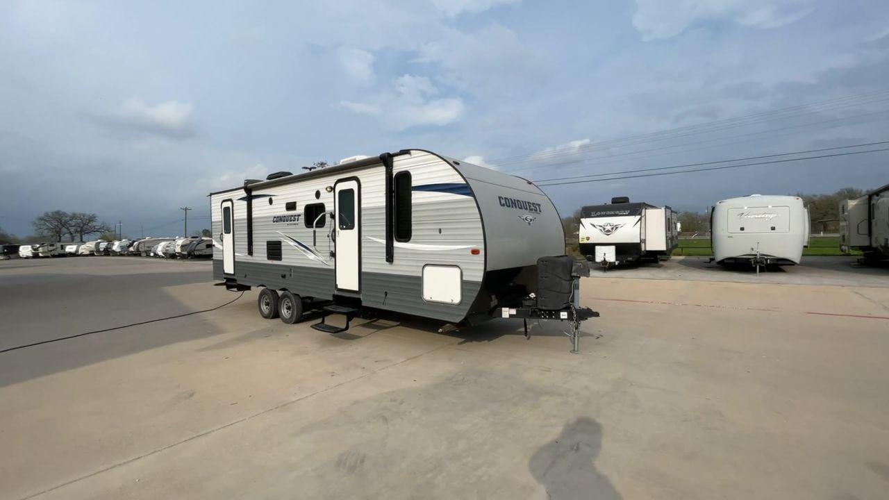 2019 WHITE GULF STREAM CONQUEST 268BH (1NL1G3026K1) , Length: 29.5 ft. | Dry Weight: 5,220 lbs. | Slides: 1 transmission, located at 4319 N Main St, Cleburne, TX, 76033, (817) 678-5133, 32.385960, -97.391212 - Lavish in a cozy trailer when you are out for a camping trip with the whole family in this 2019 Gulf Stream Conquest 268BH Travel Trailer. The measurements of this trailer are 29.6 ft in length, 8 ft in width, 11.1 ft in height, and 6.8 ft in interior height. It has a dry weight of 5,177 lbs with a - Photo #3