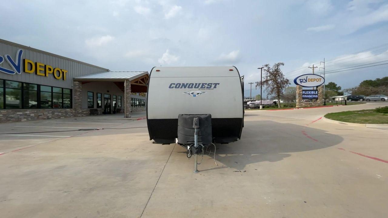 2019 WHITE GULF STREAM CONQUEST 268BH (1NL1G3026K1) , Length: 29.5 ft. | Dry Weight: 5,220 lbs. | Slides: 1 transmission, located at 4319 N Main St, Cleburne, TX, 76033, (817) 678-5133, 32.385960, -97.391212 - Lavish in a cozy trailer when you are out for a camping trip with the whole family in this 2019 Gulf Stream Conquest 268BH Travel Trailer. The measurements of this trailer are 29.6 ft in length, 8 ft in width, 11.1 ft in height, and 6.8 ft in interior height. It has a dry weight of 5,177 lbs with a - Photo #4