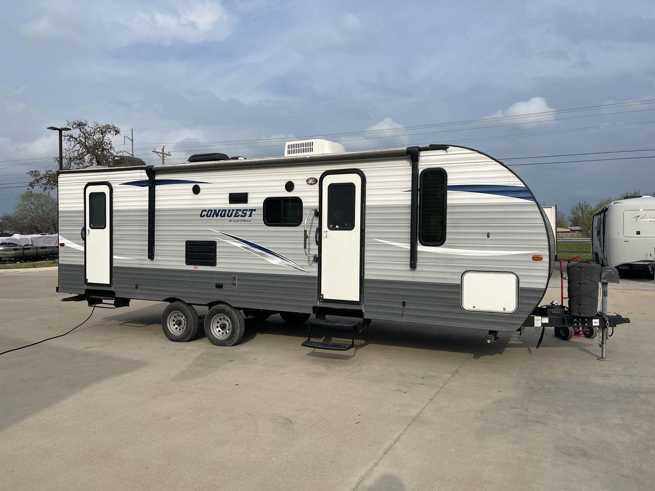 2019 WHITE GULF STREAM CONQUEST 268BH (1NL1G3026K1) , Length: 29.5 ft. | Dry Weight: 5,220 lbs. | Slides: 1 transmission, located at 4319 N Main St, Cleburne, TX, 76033, (817) 678-5133, 32.385960, -97.391212 - Lavish in a cozy trailer when you are out for a camping trip with the whole family in this 2019 Gulf Stream Conquest 268BH Travel Trailer. The measurements of this trailer are 29.6 ft in length, 8 ft in width, 11.1 ft in height, and 6.8 ft in interior height. It has a dry weight of 5,177 lbs with a - Photo #21