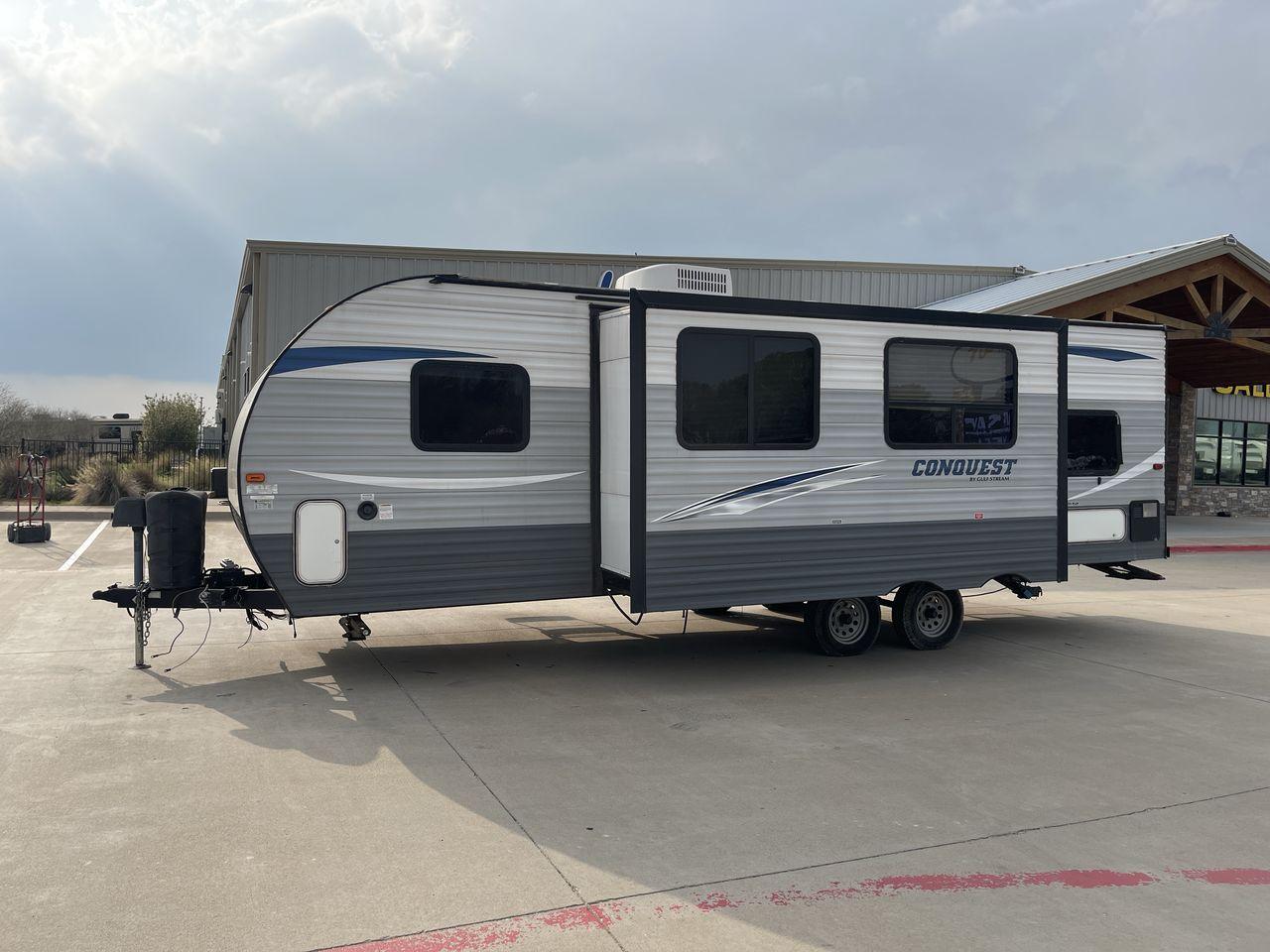 2019 WHITE GULF STREAM CONQUEST 268BH (1NL1G3026K1) , Length: 29.5 ft. | Dry Weight: 5,220 lbs. | Slides: 1 transmission, located at 4319 N Main St, Cleburne, TX, 76033, (817) 678-5133, 32.385960, -97.391212 - Lavish in a cozy trailer when you are out for a camping trip with the whole family in this 2019 Gulf Stream Conquest 268BH Travel Trailer. The measurements of this trailer are 29.6 ft in length, 8 ft in width, 11.1 ft in height, and 6.8 ft in interior height. It has a dry weight of 5,177 lbs with a - Photo #22