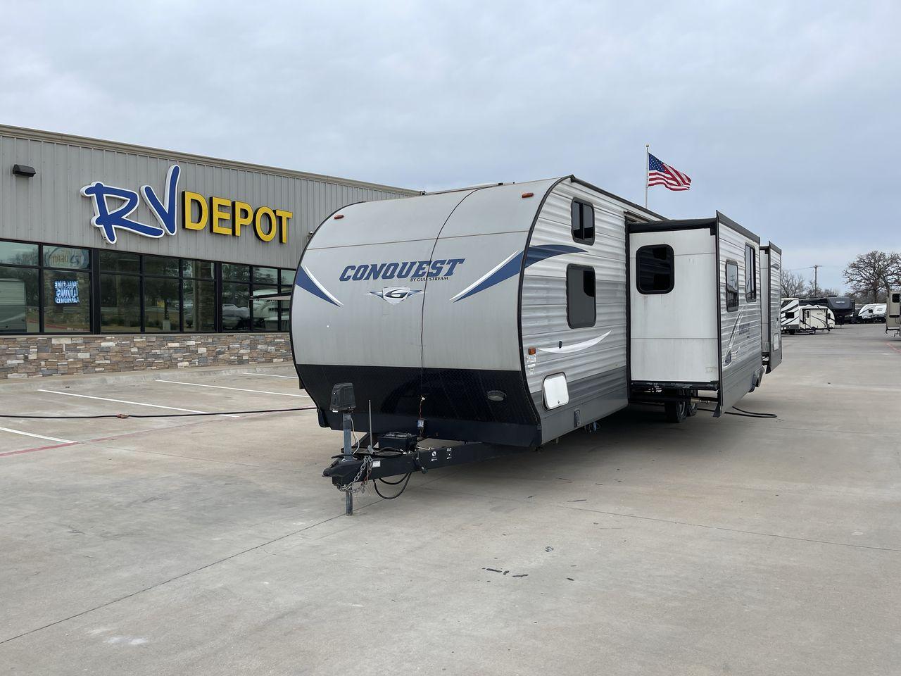 2018 GRAY GULF STREAM CONQUEST 30FRK - (1NL1G362XJ1) , Length: 35.67 ft. | Dry Weight: 7,898 lbs. | Slides: 2 transmission, located at 4319 N Main Street, Cleburne, TX, 76033, (817) 221-0660, 32.435829, -97.384178 - With the 2018 Gulf Stream Conquest 30FRK travel trailer, you'll have the ultimate comfort and convenience. Weighing in at 7,898 pounds dry, this well-designed trailer is 35.67 feet long, giving you plenty of room for your travels. The Conquest 30FRK is designed with two slides, one in the living are - Photo #0