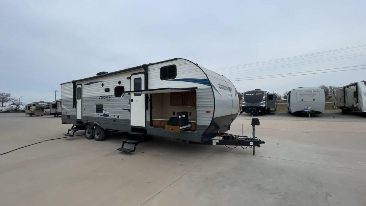 2018 GRAY GULF STREAM CONQUEST 30FRK - (1NL1G362XJ1) , Length: 35.67 ft. | Dry Weight: 7,898 lbs. | Slides: 2 transmission, located at 4319 N Main Street, Cleburne, TX, 76033, (817) 221-0660, 32.435829, -97.384178 - With the 2018 Gulf Stream Conquest 30FRK travel trailer, you'll have the ultimate comfort and convenience. Weighing in at 7,898 pounds dry, this well-designed trailer is 35.67 feet long, giving you plenty of room for your travels. The Conquest 30FRK is designed with two slides, one in the living are - Photo #3