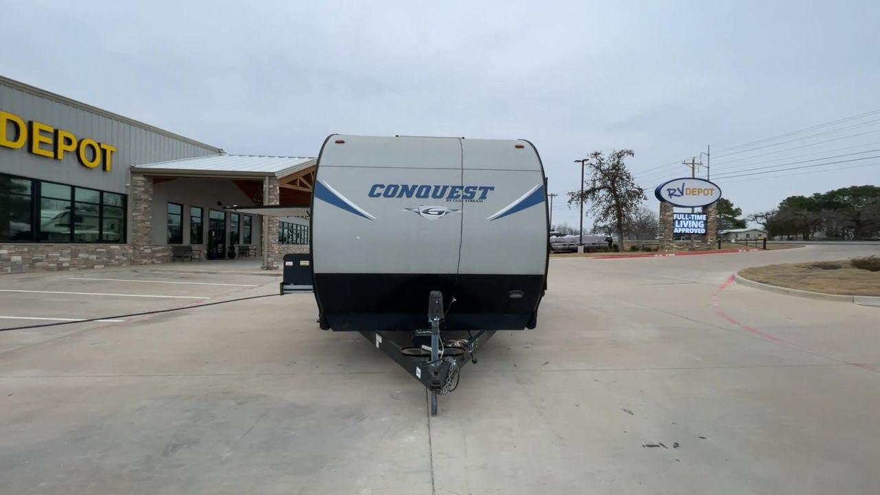 2018 GRAY GULF STREAM CONQUEST 30FRK - (1NL1G362XJ1) , Length: 35.67 ft. | Dry Weight: 7,898 lbs. | Slides: 2 transmission, located at 4319 N Main Street, Cleburne, TX, 76033, (817) 221-0660, 32.435829, -97.384178 - Photo #4