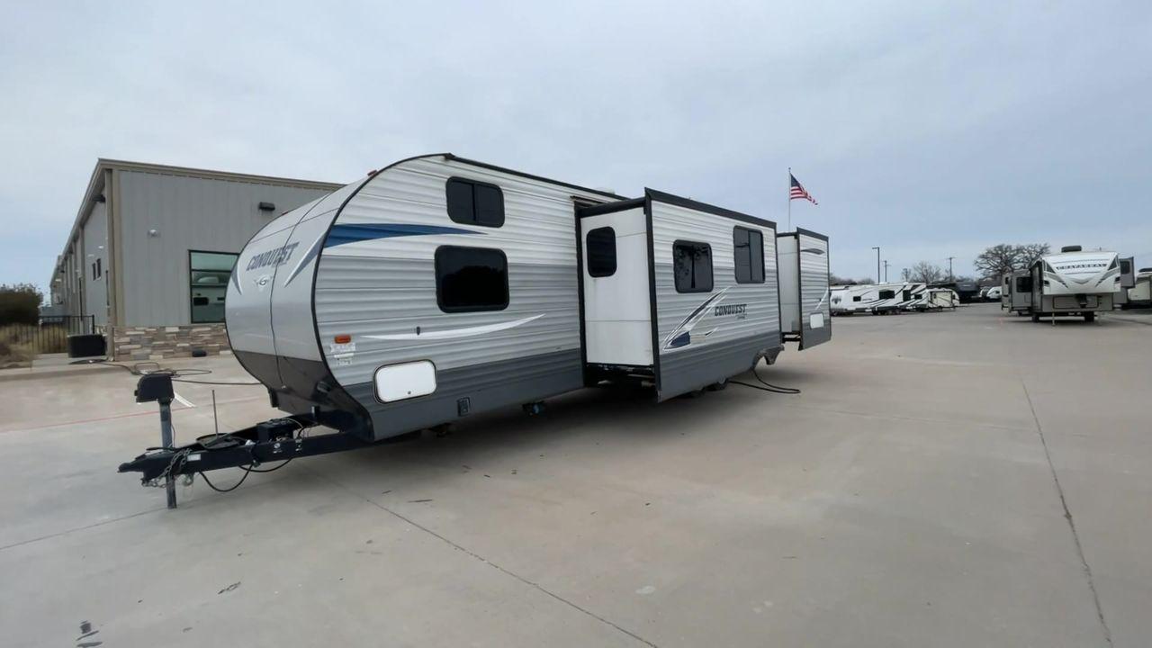 2018 GRAY GULF STREAM CONQUEST 30FRK - (1NL1G362XJ1) , Length: 35.67 ft. | Dry Weight: 7,898 lbs. | Slides: 2 transmission, located at 4319 N Main St, Cleburne, TX, 76033, (817) 678-5133, 32.385960, -97.391212 - Photo #5