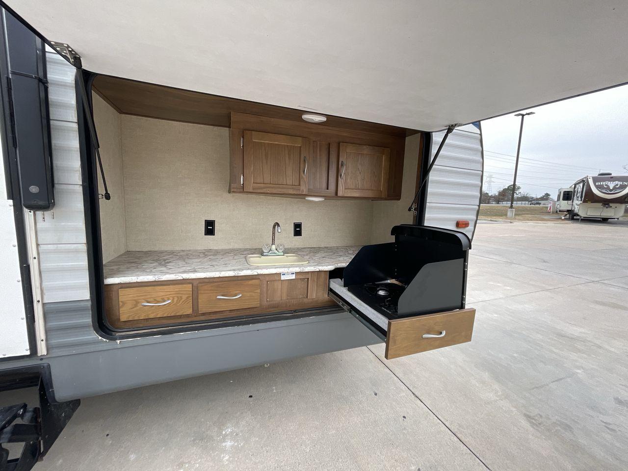2018 GRAY GULF STREAM CONQUEST 30FRK - (1NL1G362XJ1) , Length: 35.67 ft. | Dry Weight: 7,898 lbs. | Slides: 2 transmission, located at 4319 N Main Street, Cleburne, TX, 76033, (817) 221-0660, 32.435829, -97.384178 - With the 2018 Gulf Stream Conquest 30FRK travel trailer, you'll have the ultimate comfort and convenience. Weighing in at 7,898 pounds dry, this well-designed trailer is 35.67 feet long, giving you plenty of room for your travels. The Conquest 30FRK is designed with two slides, one in the living are - Photo #10