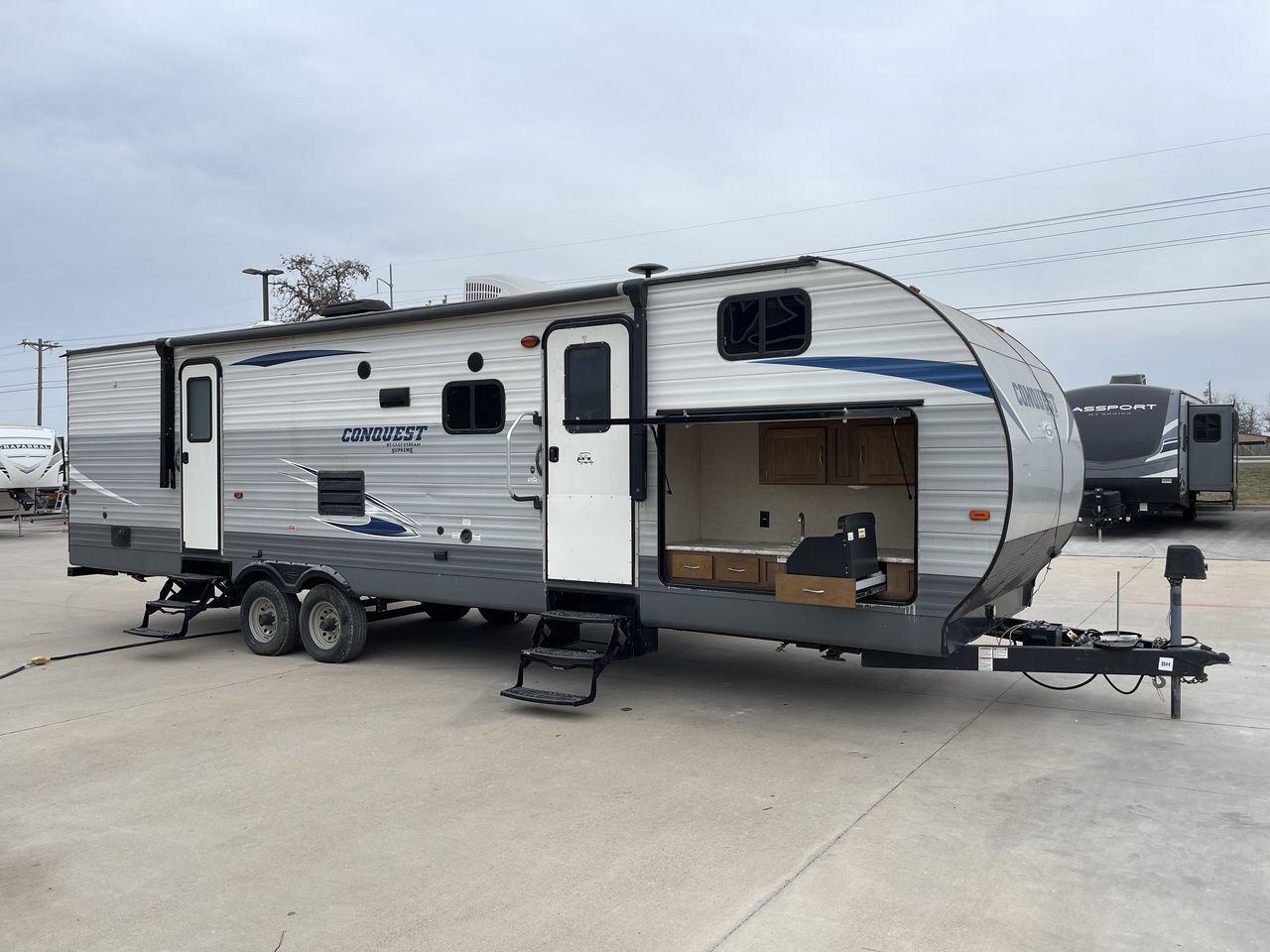 2018 GRAY GULF STREAM CONQUEST 30FRK - (1NL1G362XJ1) , Length: 35.67 ft. | Dry Weight: 7,898 lbs. | Slides: 2 transmission, located at 4319 N Main Street, Cleburne, TX, 76033, (817) 221-0660, 32.435829, -97.384178 - Photo #11