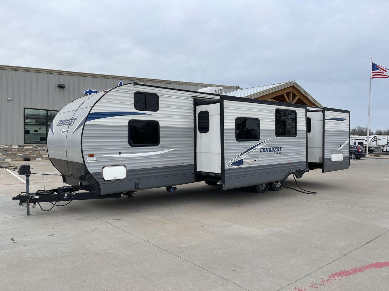 2018 GRAY GULF STREAM CONQUEST 30FRK - (1NL1G362XJ1) , Length: 35.67 ft. | Dry Weight: 7,898 lbs. | Slides: 2 transmission, located at 4319 N Main Street, Cleburne, TX, 76033, (817) 221-0660, 32.435829, -97.384178 - With the 2018 Gulf Stream Conquest 30FRK travel trailer, you'll have the ultimate comfort and convenience. Weighing in at 7,898 pounds dry, this well-designed trailer is 35.67 feet long, giving you plenty of room for your travels. The Conquest 30FRK is designed with two slides, one in the living are - Photo #12