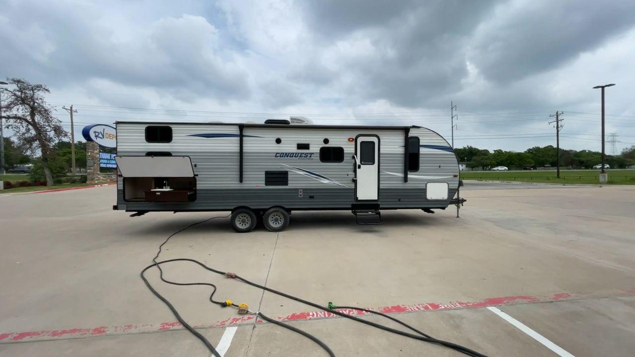 2019 GULF STREAM CONQUEST 274QB (1NL1G3226K1) , Length: 32.25 ft. | Dry Weight: 6,230 lbs. | Slides: 1 transmission, located at 4319 N Main St, Cleburne, TX, 76033, (817) 678-5133, 32.385960, -97.391212 - The 2019 Gulf Stream 274QB is a dual-axle steel-wheel set-up that measures 32.25 ft. in length. It has a dry weight of 6,230 lbs. and a payload capacity of 1,918 lbs. It has automatic heating and cooling rated at 16,000 and 13,500 BTUs, respectively. It is also equipped with one power slide and a po - Photo #2