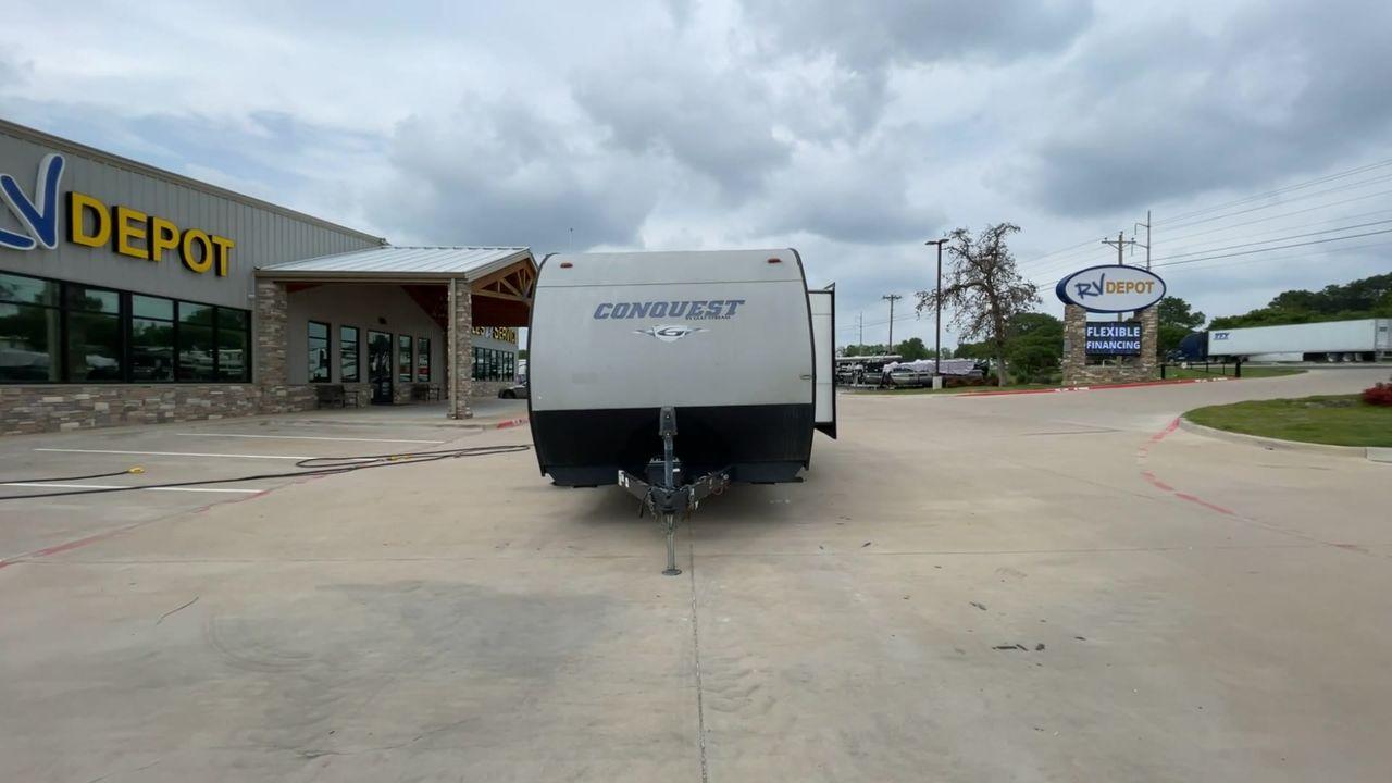 2019 GULF STREAM CONQUEST 274QB (1NL1G3226K1) , Length: 32.25 ft. | Dry Weight: 6,230 lbs. | Slides: 1 transmission, located at 4319 N Main Street, Cleburne, TX, 76033, (817) 221-0660, 32.435829, -97.384178 - The 2019 Gulf Stream 274QB is a dual-axle steel-wheel set-up that measures 32.25 ft. in length. It has a dry weight of 6,230 lbs. and a payload capacity of 1,918 lbs. It has automatic heating and cooling rated at 16,000 and 13,500 BTUs, respectively. It is also equipped with one power slide and a po - Photo #4