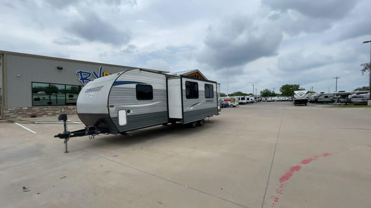 2019 GULF STREAM CONQUEST 274QB (1NL1G3226K1) , Length: 32.25 ft. | Dry Weight: 6,230 lbs. | Slides: 1 transmission, located at 4319 N Main St, Cleburne, TX, 76033, (817) 678-5133, 32.385960, -97.391212 - The 2019 Gulf Stream 274QB is a dual-axle steel-wheel set-up that measures 32.25 ft. in length. It has a dry weight of 6,230 lbs. and a payload capacity of 1,918 lbs. It has automatic heating and cooling rated at 16,000 and 13,500 BTUs, respectively. It is also equipped with one power slide and a po - Photo #5
