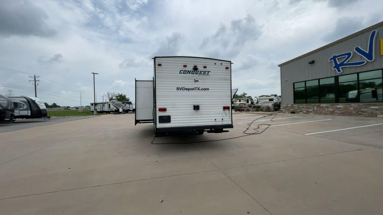 2019 GULF STREAM CONQUEST 274QB (1NL1G3226K1) , Length: 32.25 ft. | Dry Weight: 6,230 lbs. | Slides: 1 transmission, located at 4319 N Main St, Cleburne, TX, 76033, (817) 678-5133, 32.385960, -97.391212 - The 2019 Gulf Stream 274QB is a dual-axle steel-wheel set-up that measures 32.25 ft. in length. It has a dry weight of 6,230 lbs. and a payload capacity of 1,918 lbs. It has automatic heating and cooling rated at 16,000 and 13,500 BTUs, respectively. It is also equipped with one power slide and a po - Photo #8