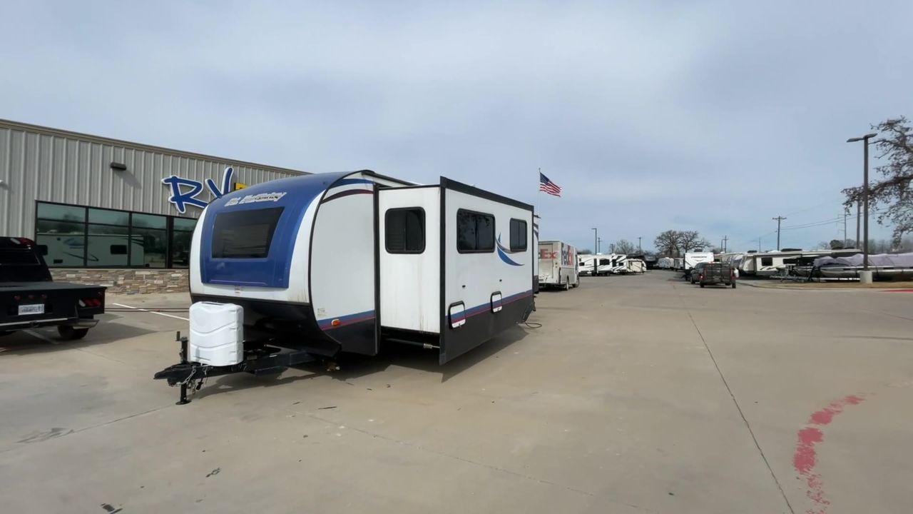 2018 WHITE MT MCKINLEY 830FK (59CCC3221JL) , Length: 32 ft | Dry Weight: 5,660 lbs. | Slides: 1 transmission, located at 4319 N Main Street, Cleburne, TX, 76033, (817) 221-0660, 32.435829, -97.384178 - Take the 2018 Mt. McKinley 830FK Travel Trailer on your upcoming journey. This travel trailer provides a well-thought-out living area for your outdoor adventures, all while being tailored for comfort and convenience. This unit measures 32 ft in length by 8 ft in width. It has a dry weight of 5,66 - Photo #5