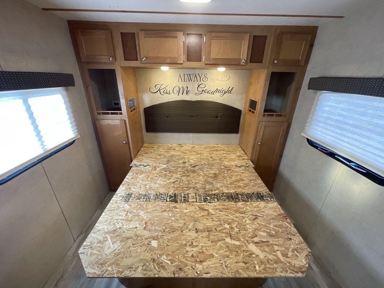 2018 GRAY RIVERSIDE MT MCKINLEY 830FK - (59CCC3223JL) , Length: 32 ft | Dry Weight: 5660 lbs | Slides: 1 transmission, located at 4319 N Main St, Cleburne, TX, 76033, (817) 678-5133, 32.385960, -97.391212 - With so much floor space to spare, the Riverside RV 830FK Mt. McKinley single slide travel trailer is the perfect way to start your next camping trip. This unit measures 32 ft in length, 8 ft in width, and 10.5 ft in height. It has a dry weight of 5,660 lbs., with a cargo capacity of 1,975 lbs., - Photo #16