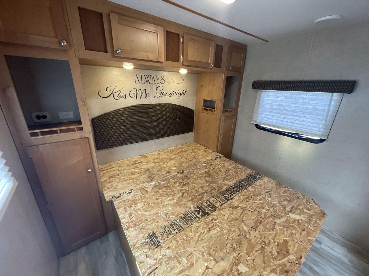 2018 GRAY RIVERSIDE MT MCKINLEY 830FK - (59CCC3223JL) , Length: 32 ft | Dry Weight: 5660 lbs | Slides: 1 transmission, located at 4319 N Main St, Cleburne, TX, 76033, (817) 678-5133, 32.385960, -97.391212 - Photo #17