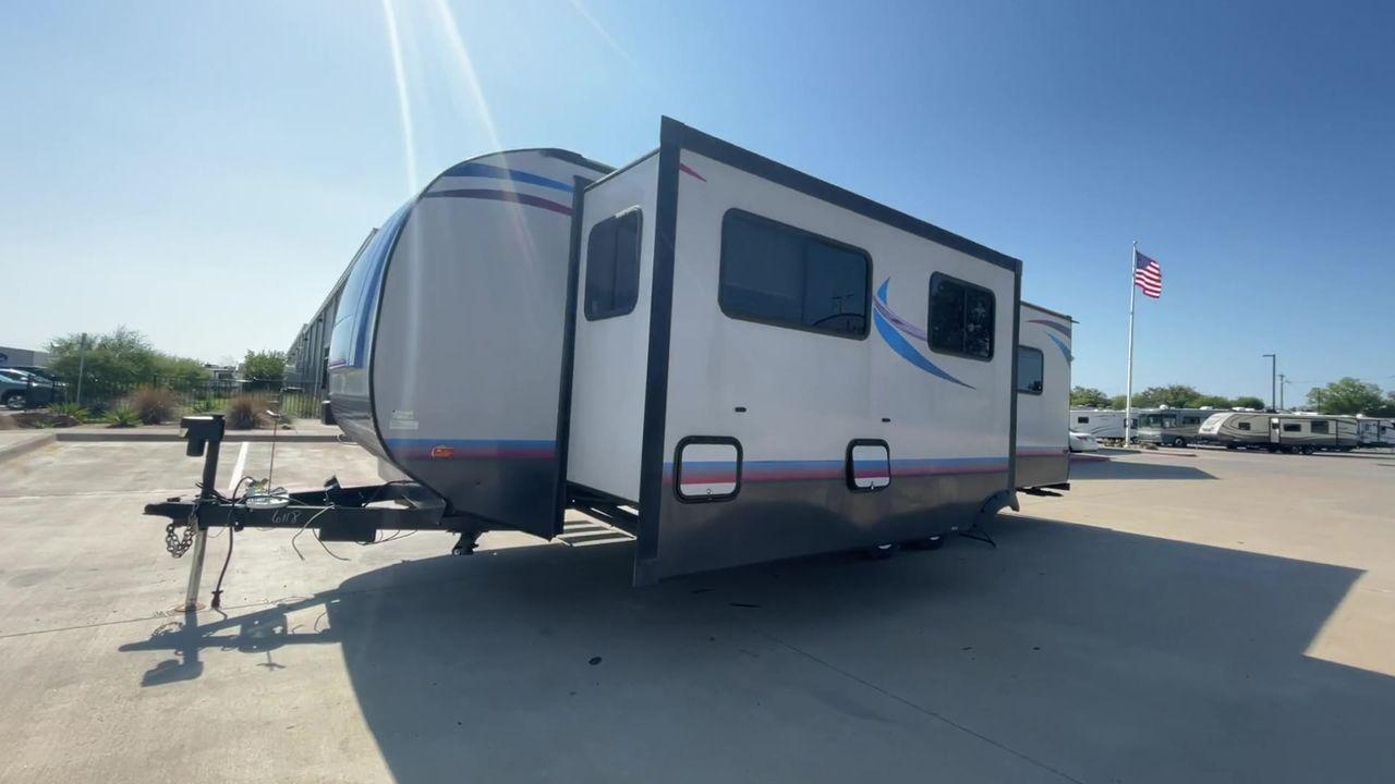 2018 GRAY RIVERSIDE MT MCKINLEY 830FK - (59CCC3223JL) , Length: 32 ft | Dry Weight: 5660 lbs | Slides: 1 transmission, located at 4319 N Main St, Cleburne, TX, 76033, (817) 678-5133, 32.385960, -97.391212 - With so much floor space to spare, the Riverside RV 830FK Mt. McKinley single slide travel trailer is the perfect way to start your next camping trip. This unit measures 32 ft in length, 8 ft in width, and 10.5 ft in height. It has a dry weight of 5,660 lbs., with a cargo capacity of 1,975 lbs., - Photo #5