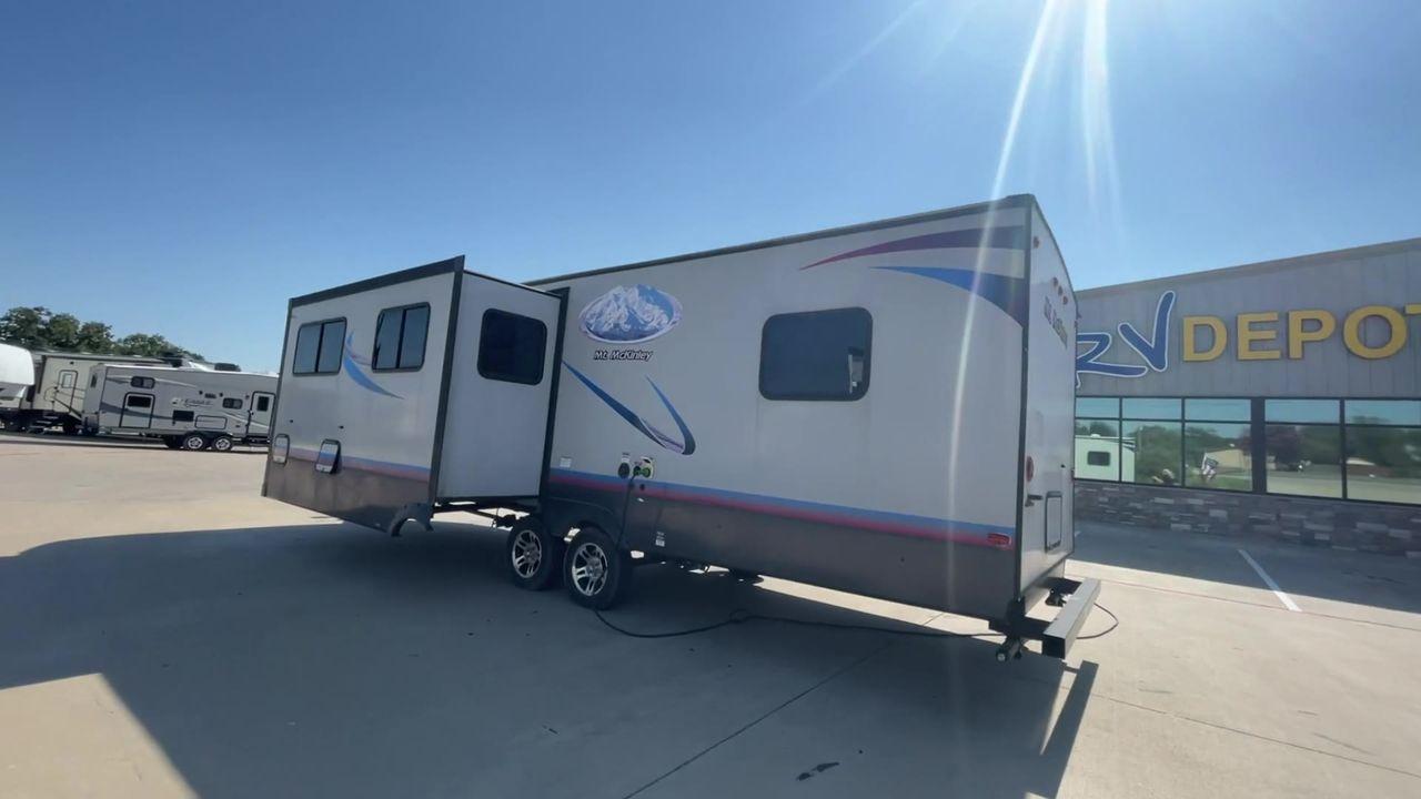 2018 GRAY RIVERSIDE MT MCKINLEY 830FK - (59CCC3223JL) , Length: 32 ft | Dry Weight: 5660 lbs | Slides: 1 transmission, located at 4319 N Main St, Cleburne, TX, 76033, (817) 678-5133, 32.385960, -97.391212 - With so much floor space to spare, the Riverside RV 830FK Mt. McKinley single slide travel trailer is the perfect way to start your next camping trip. This unit measures 32 ft in length, 8 ft in width, and 10.5 ft in height. It has a dry weight of 5,660 lbs., with a cargo capacity of 1,975 lbs., - Photo #7