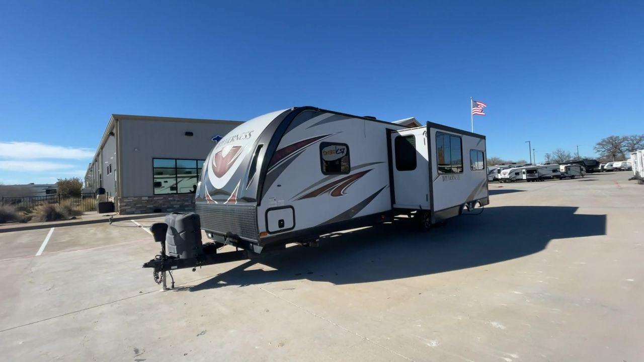 2018 GRAY HEARTLAND WILDERNESS USED 3125 (5SFNB3526JE) , Length: 35.75 ft. | Dry Weight: 6,840 lbs. | Gross Weight: 8,600 lbs. | Slides: 1 transmission, located at 4319 N Main St, Cleburne, TX, 76033, (817) 678-5133, 32.385960, -97.391212 - Discover your inner adventurer with the Heartland Wilderness 3125 travel trailer from 2018. This RV offers the ideal balance of roomy living, contemporary conveniences, and tough sturdiness for your outdoor adventures. It is designed for individuals who desire both comfort and exploration. The di - Photo #5