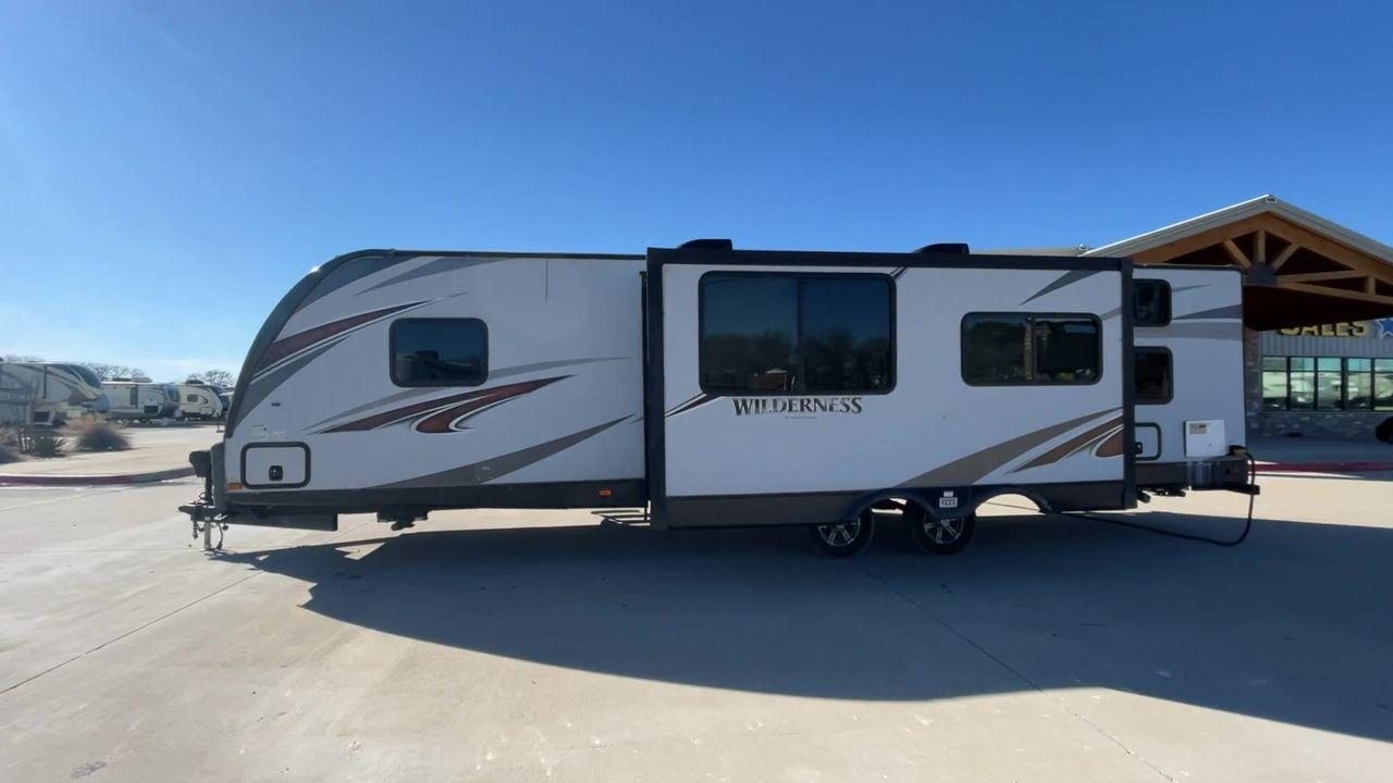 2018 GRAY HEARTLAND WILDERNESS USED 3125 (5SFNB3526JE) , Length: 35.75 ft. | Dry Weight: 6,840 lbs. | Gross Weight: 8,600 lbs. | Slides: 1 transmission, located at 4319 N Main Street, Cleburne, TX, 76033, (817) 221-0660, 32.435829, -97.384178 - Discover your inner adventurer with the Heartland Wilderness 3125 travel trailer from 2018. This RV offers the ideal balance of roomy living, contemporary conveniences, and tough sturdiness for your outdoor adventures. It is designed for individuals who desire both comfort and exploration. The dimen - Photo #6