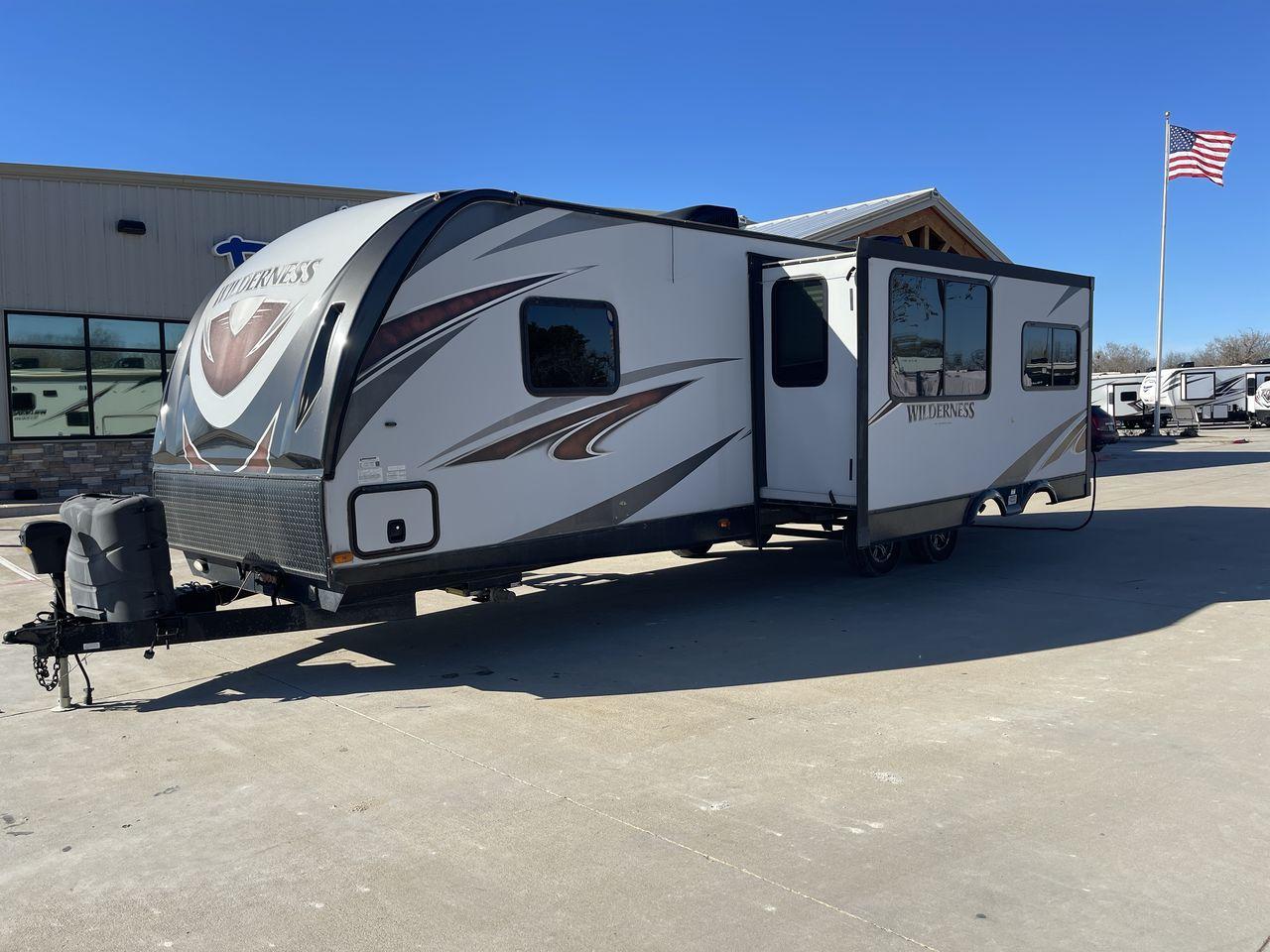 2018 GRAY HEARTLAND WILDERNESS USED 3125 (5SFNB3526JE) , Length: 35.75 ft. | Dry Weight: 6,840 lbs. | Gross Weight: 8,600 lbs. | Slides: 1 transmission, located at 4319 N Main St, Cleburne, TX, 76033, (817) 678-5133, 32.385960, -97.391212 - Discover your inner adventurer with the Heartland Wilderness 3125 travel trailer from 2018. This RV offers the ideal balance of roomy living, contemporary conveniences, and tough sturdiness for your outdoor adventures. It is designed for individuals who desire both comfort and exploration. The dimen - Photo #23