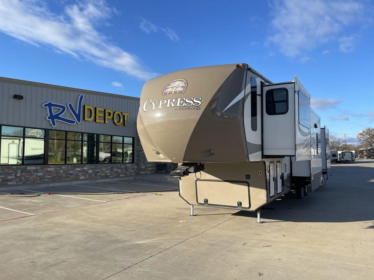 2016 BEIGE THOR REDWOOD CYPRESS 39FL (4V0FC3827GR) , Length: 41.83 ft. | Dry Weight: 13,904 lbs | Gross Weight: 16,500 lbs | Slides: 5 transmission, located at 4319 N Main Street, Cleburne, TX, 76033, (817) 221-0660, 32.435829, -97.384178 - Take a look at the 2016 Thor Redwood Cypress 39FL Fifth Wheel and experience elegance and luxury. This luxurious fifth wheel offers an exquisite living area that combines comfort and luxury for your travels. The dimensions of this unit are 41.83 ft in length, 13.17 ft in height, and 6.75 ft in i - Photo #0