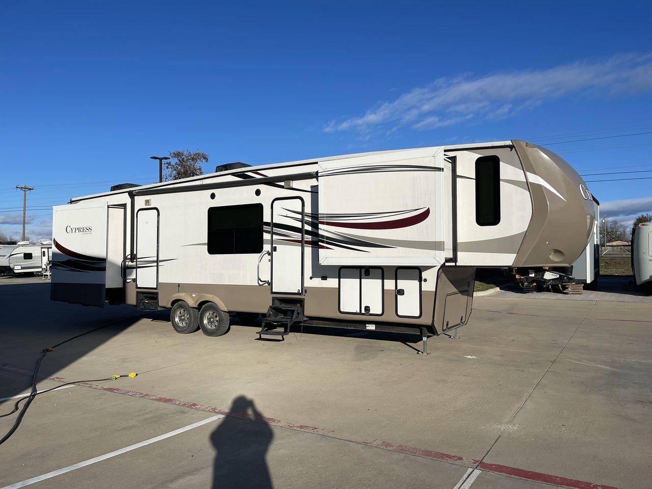 2016 BEIGE THOR REDWOOD CYPRESS 39FL (4V0FC3827GR) , Length: 41.83 ft. | Dry Weight: 13,904 lbs | Gross Weight: 16,500 lbs | Slides: 5 transmission, located at 4319 N Main St, Cleburne, TX, 76033, (817) 678-5133, 32.385960, -97.391212 - Photo #21