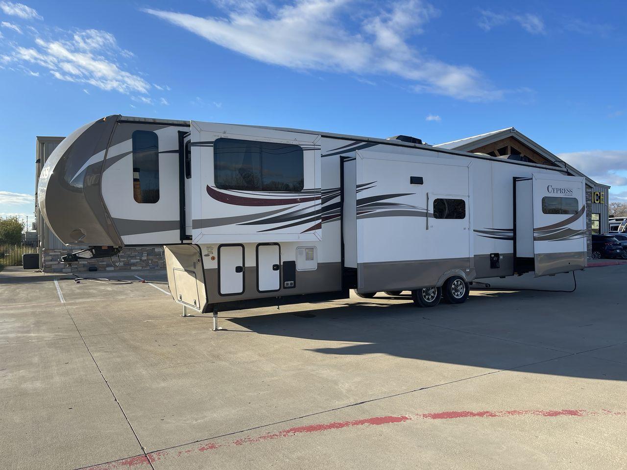 2016 BEIGE THOR REDWOOD CYPRESS 39FL (4V0FC3827GR) , Length: 41.83 ft. | Dry Weight: 13,904 lbs | Gross Weight: 16,500 lbs | Slides: 5 transmission, located at 4319 N Main St, Cleburne, TX, 76033, (817) 678-5133, 32.385960, -97.391212 - Photo #22