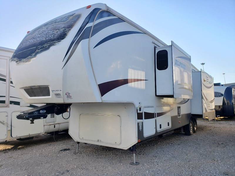 2013 WHITE KEYSTONE ALPNE 3720FB - (4YDF37227DE) , Length: 39.42 ft. | Dry Weight: 12,457 lbs. | Gross Weight: 15,500 lbs. | Slides: 4 transmission, located at 4319 N Main Street, Cleburne, TX, 76033, (817) 221-0660, 32.435829, -97.384178 - This 2013 Keystone Alpine 3720FB travel trailer is just under 40' long. It is a dual-axle steel wheel setup with a dry weight of 12,457 lbs and a carrying capacity of 3,043 lbs. This travel trailer has four slides. The main area holds the living area, dining area, kitchen, and half bathroom. The - Photo #2