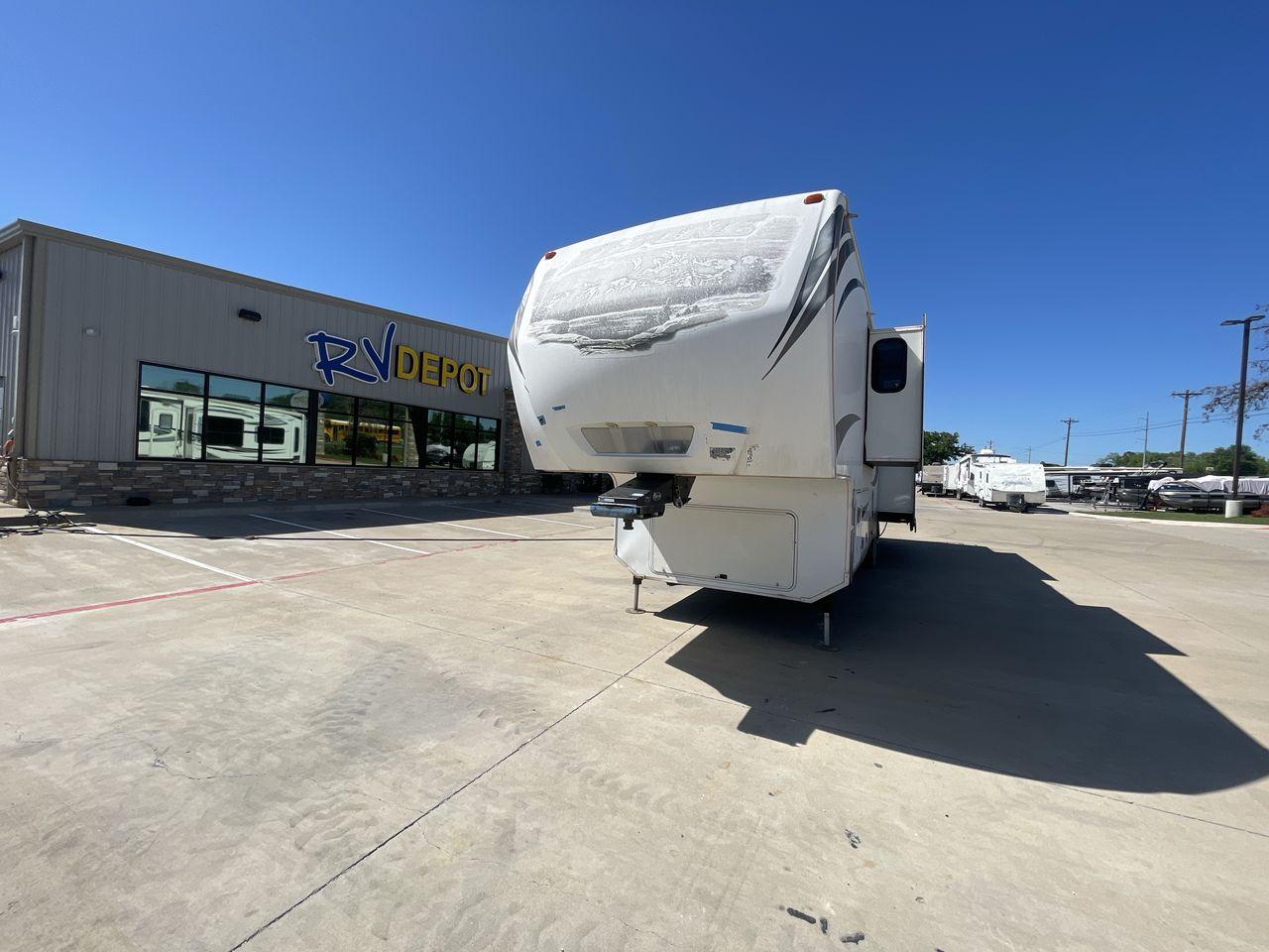 2013 WHITE KEYSTONE ALPNE 3720FB - (4YDF37227DE) , Length: 39.42 ft. | Dry Weight: 12,457 lbs. | Gross Weight: 15,500 lbs. | Slides: 4 transmission, located at 4319 N Main Street, Cleburne, TX, 76033, (817) 221-0660, 32.435829, -97.384178 - Explore more reasons that emphasize the benefits of having this RV as your own. (1) Its large living area features a slide-out with a sofa, recliner, and entertainment center with a fireplace and 32"" LCD TV. (2) It has U-shaped dinette with booth seating provides ample space for dining and ent - Photo #0