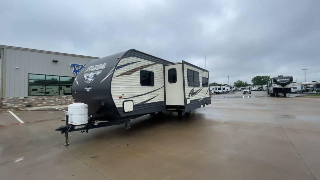 2017 PUMA XLITE28FQDB (4X4TPUD22HP) , Length: 33 ft | Dry Weight: 6,370 lbs | Gross Weight: 8,000 lbs | Slides: 1 transmission, located at 4319 N Main Street, Cleburne, TX, 76033, (817) 221-0660, 32.435829, -97.384178 - The 2017 Palomino Puma 28FQDB travel trailer is ideal for family excursions. With a length of 33 feet and a dry weight of 6,370 pounds, this RV is both large and lightweight, making it simple to tow and navigate on the road. With an outdoor kitchen and a large 20-foot motorized awning, you can enjoy - Photo #5