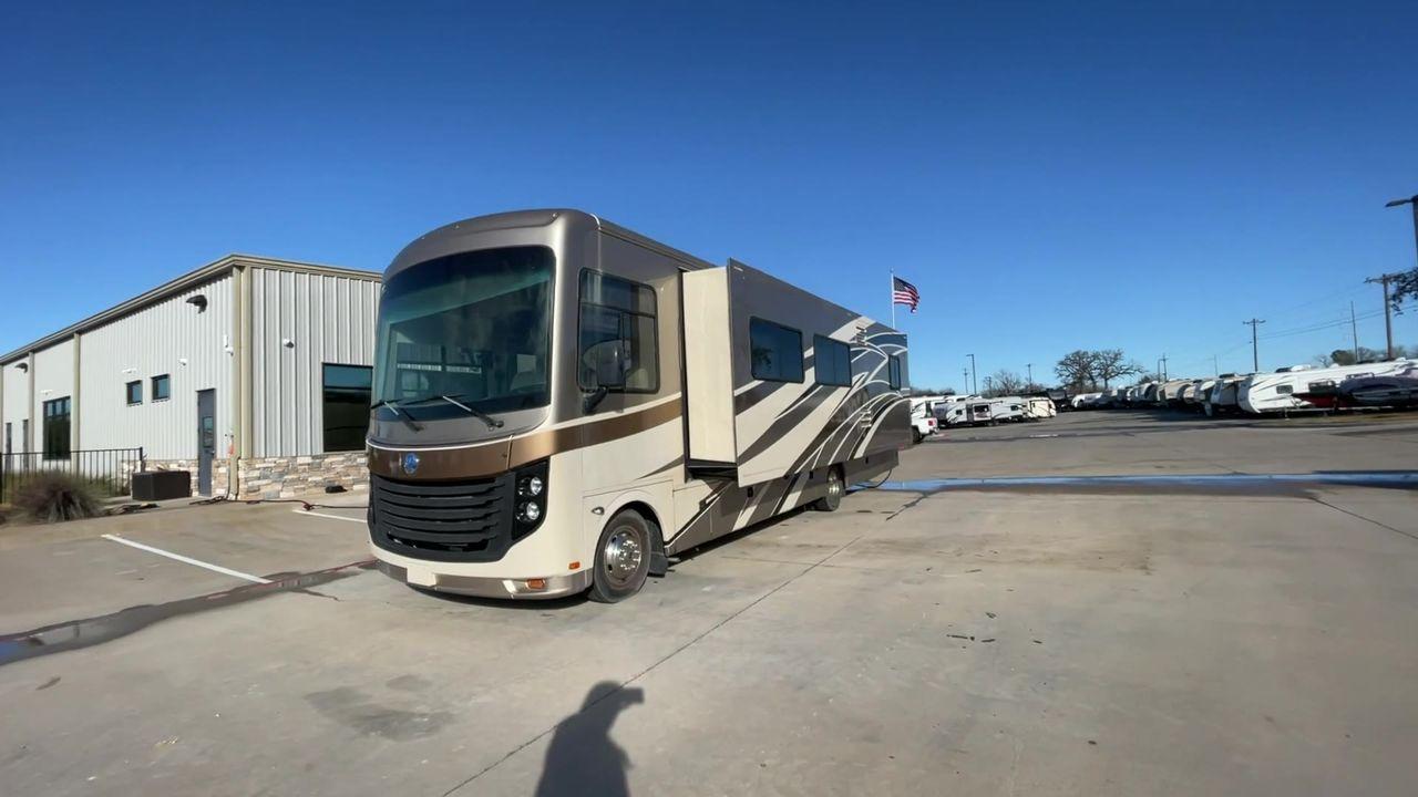 2014 BROWN HOLIDAY RAMBLER VACATIONER 33SFD - (1F66F5DY0D0) with an 6.8L V10 SOHC 30V engine, Length: 35 ft. | Slides: 2 transmission, located at 4319 N Main St, Cleburne, TX, 76033, (817) 678-5133, 32.385960, -97.391212 - The 2014 Holiday Rambler Vacationer 33SFD is a premium Class A motorhome that blends comfort and style for an unparalleled travel experience. This meticulously designed model is built on a Ford F53 chassis, powered by a robust Triton V10 engine to ensure a smooth and powerful ride. The Vacationer 33 - Photo #5