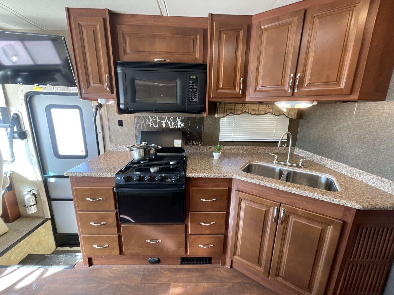 2014 BROWN HOLIDAY RAMBLER VACATIONER 33SFD - (1F66F5DY0D0) with an 6.8L V10 SOHC 30V engine, Length: 35 ft. | Slides: 2 transmission, located at 4319 N Main St, Cleburne, TX, 76033, (817) 678-5133, 32.385960, -97.391212 - The 2014 Holiday Rambler Vacationer 33SFD is a premium Class A motorhome that blends comfort and style for an unparalleled travel experience. This meticulously designed model is built on a Ford F53 chassis, powered by a robust Triton V10 engine to ensure a smooth and powerful ride. The Vacationer 33 - Photo #10