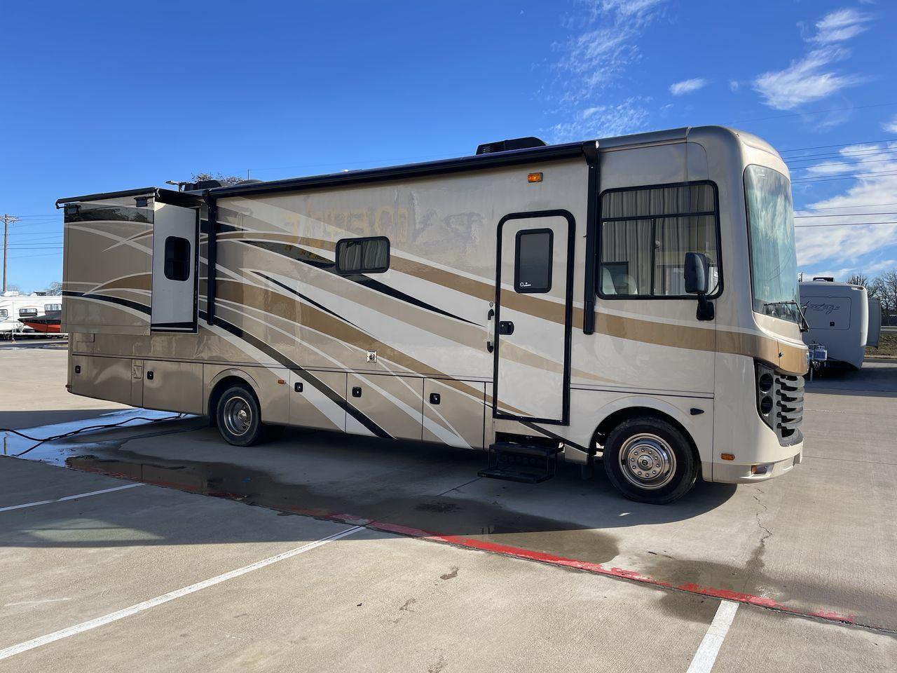 2014 BROWN HOLIDAY RAMBLER VACATIONER 33SFD - (1F66F5DY0D0) with an 6.8L V10 SOHC 30V engine, Length: 35 ft. | Slides: 2 transmission, located at 4319 N Main St, Cleburne, TX, 76033, (817) 678-5133, 32.385960, -97.391212 - The 2014 Holiday Rambler Vacationer 33SFD is a premium Class A motorhome that blends comfort and style for an unparalleled travel experience. This meticulously designed model is built on a Ford F53 chassis, powered by a robust Triton V10 engine to ensure a smooth and powerful ride. The Vacationer 33 - Photo #26