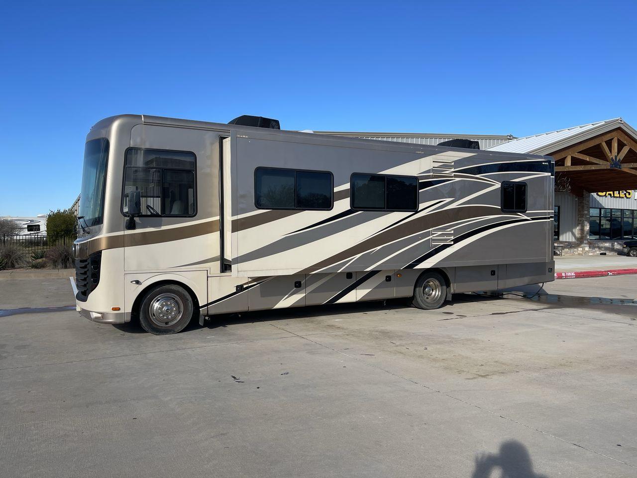 2014 BROWN HOLIDAY RAMBLER VACATIONER 33SFD - (1F66F5DY0D0) with an 6.8L V10 SOHC 30V engine, Length: 35 ft. | Slides: 2 transmission, located at 4319 N Main St, Cleburne, TX, 76033, (817) 678-5133, 32.385960, -97.391212 - The 2014 Holiday Rambler Vacationer 33SFD is a premium Class A motorhome that blends comfort and style for an unparalleled travel experience. This meticulously designed model is built on a Ford F53 chassis, powered by a robust Triton V10 engine to ensure a smooth and powerful ride. The Vacationer 33 - Photo #27